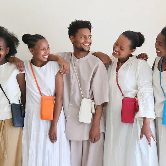 外出時には身も心も軽やかに！スマホポシェットComfy