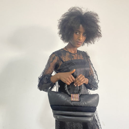 2月1日（土）創業12周年を記念して、新色「Baby Hug Desert Flower」と「Hug Hug Nile Black」を発売いたします。