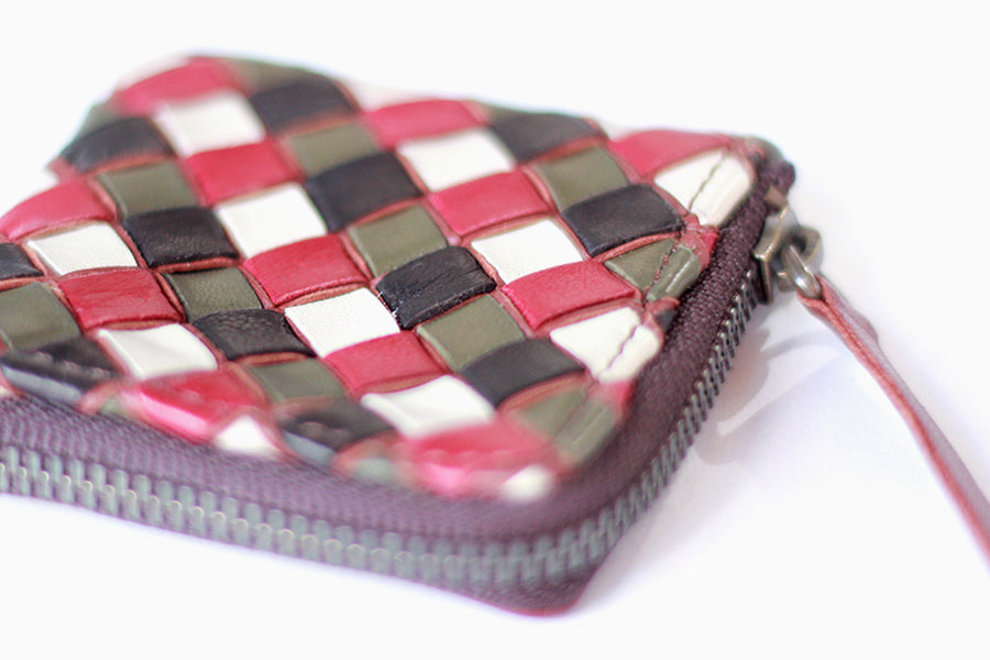 A compact coin case the size of a hand: it can also turn into a little accessory pouch