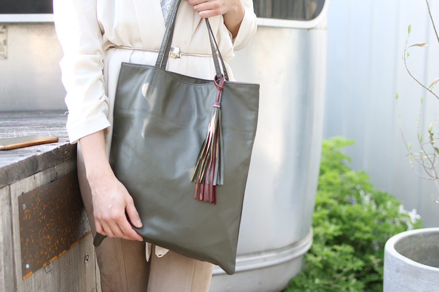 A4サイズのPCや書類も、厚みのあるポーチやお財布も